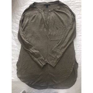 Banana Republic split neck linen pocket tee